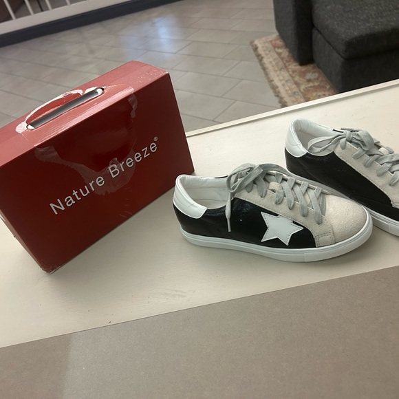 Sneakers Stylish Black and White Women's Sneakers 6 Brand New in box - Picture 5 of 5